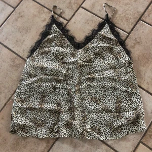 Anine Bing linne - Linne i leoprint i jättefint skick. Använt 2 ggr. Storlek 36 men något större i storlek. Av designer Anine Bing.