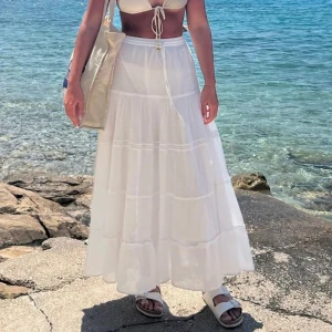 Vit långkjol - Säljer denna superfina långkjolen från bershka i storlek xs då den endast kommit till användning 1 gång när denna bild togs,nyskick. Passar även mig som normalt bär storlek S och är ca 170cm. Skriv vid intresse eller frågor 💕