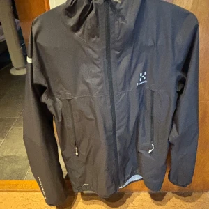 Haglöfs regnjacka - Haglöfs jacka. storlek s, har använt jackan knappt 10 gånger, den är i nyskick, köpte den för 2300kr