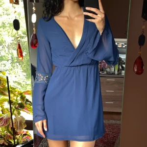 Blå tunn klänning  - Säljer denna blå tunna klänningen i mycket bra skick 🫶🏼 Köptes på secondhand och använd endast 1 gång. Klänningen har en stor U- rigning, men det kan lätt fixas med ett säkerhetsnål. Ärmarna på klänningen är fladdrande🤩 Hör av dig vid intresse❤️