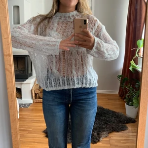 Ljusblå stickad tröja - Säljer denna sjukt coola ljusblå stickade tröjan från Zara då jag inte tycker att jag passar i färgen. Aldrig använd! Nypris 400kr💫