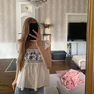 Topp  - Gullig topp som används få gånger🎀🌸Kan bara skicka toppen imorgon ❣️