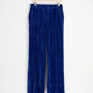 Lindex byxor  - Kostymbyxor i sammet med raka ben från Lindex. Helt nya med lappen kvar. Nypris var 599 kr.