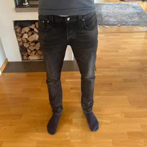 Säljer dessa nudie jeans som är nästan helt nya. Knappt använda och i superfint skick,ö. Inhandlade på NK och kvitto finns även. Vid fler frågor eller funderingar är det bara att höra av sig. Storleken är 30/32 och modellen är ca 180 cm lång.