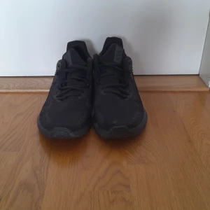 Adidas ultrabounce - Ett par adidas ultrabounce använda max 5 gånger, storlek 40, men fortfarande i mycket bra skick, de är ganska dyra men släpper de billigare😀👌