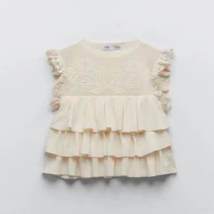 Trendig volangtopp zara - Säljer denna trendiga volangtopp från zara då den inte kommer till användning! Köparen står för frakt! Nästan nyskick då den bara har blivit använd ca 3 ggr. 