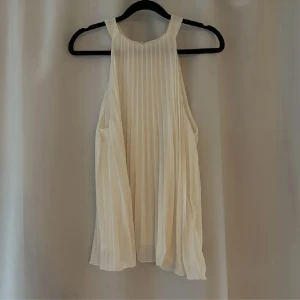 Plisserad topp  - Säljer denna plisserade topp i storlek s från hm då den tyvärr inte kommer till användning. Nyskick💕