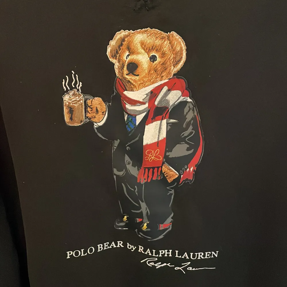 Snygg tröja från Ralph Lauren med den klassiska björnen säljes. Använd fåtalet gånger, skick 9/10 Storlek S, den är lite tajtare i modellen.  Köpt för 999:-  Skriv vid minsta fundering.  . Tröjor & Koftor.