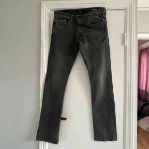Replay Jeans - Replay Walton Jeans, riktigt bra skick då dom endast är använda fåtal gånger. Är i storleken 32/34. Mitt pris är 249kr