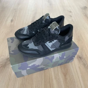 Valentino Rockrunners  - Säljer ett par valentino rockrunners som är i ett bra skick!  Skorna är i storlek 41!  Bara skorna medkommer vid köp! Hör gärna av dig om du har frågor!