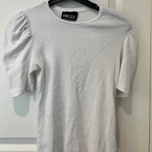 T-shirt med ballongärmar  - T-shirt med ballongärmar. 