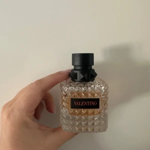 Valentino parfym - Valentino Born in Roma Donna Coral Fantasy 30ml  Mer än hälften kvar i flaskan. Ord pris 795kr säljes för 300kr
