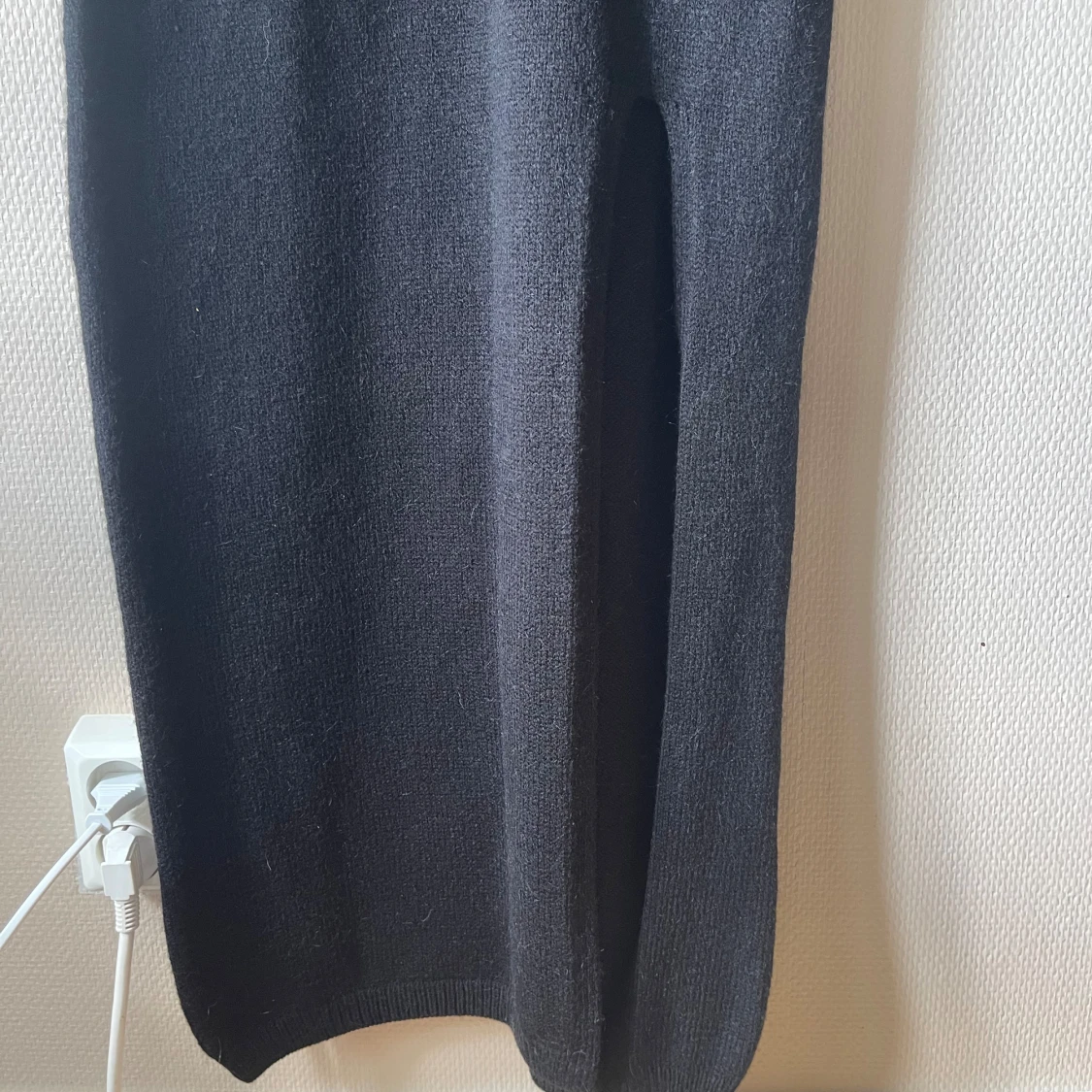 Stickad långklänning med slits - 91