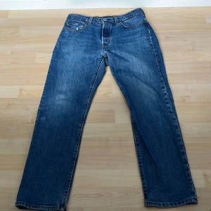 Levis 501 w29 L28 - Väldigt bra skick. De är hela överallt och har används i kanske 1 termin. Alla knappar finns kvar.
