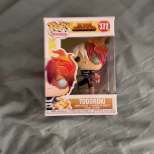 Todoroki pop figur  - Todoroki pop figur paketet för figuren e lite förstörd med färg och annat men figuren e helt okej aldrig tagits ut riktigt 
