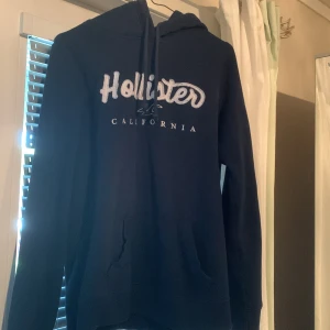 Hoodie - En hoodie i bra skick, storlek M