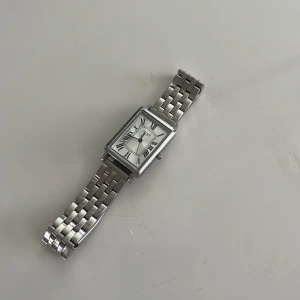 Klocka! - Superfin klocka i silver, väldigt bra skick!💞💞