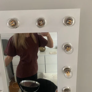 Vinröd figursydd tshirt - Jag säljer min vinröda figursydda t-shirt från Zara. Tröjan är i nyskick då den aldrig är använd och har lapparna kvar. Jag säljer den då den tyvärr inte kommit till användning. Hör av er vid ev frågor eller om ni önskar fler bilder💗