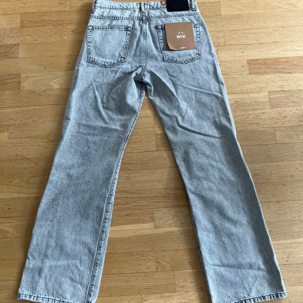 Woodbird Wik Snow storlek 30/32 i helt nyskick, samtliga etiketter kvar. Säljes då jag köpt fel storlek. Väldigt fin passform som påminner mycket om HOPE Rush jeans. Nypris 1099 :- Pris kan diskuteras vid smidig affär.. Jeans & Byxor.