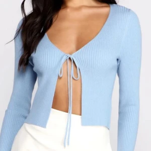 Blå knyttröja - Superfin blå Knyttröja från vero Moda i storlek xs. Superfin färg och passform! Som ny då den inte kommit till användning.💞💞