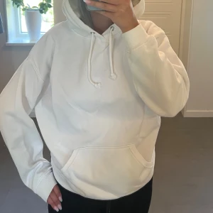 Vit hoodie - Säljer min vita hoodie från bikbok. Inte nopprig alls, ser nästan som ny ut.  Pris kan diskuteras!💕