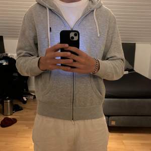 Säljer min Ralph lauren zip hoodie då jag har växt ur den | inga defekter | knappt använd | skriv om fler funderingar!