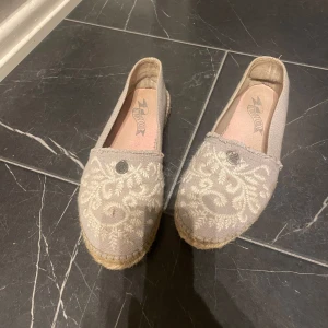 Odd Molly Espadrillos - Så fina oddmolly skor! Säljer pågrund av att dem inte kommer till användning, knappt använda. Gråa tygskor med vit brodering ! 🥿 
