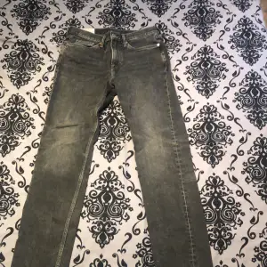 Det är ett par mörk gråa jeans ifrån hm slim fit. Oanvända och i bra skick. Storlek 29/32.