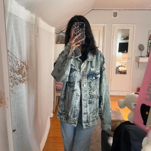 Jeansjacka - Slitningar och grafittidetaljer