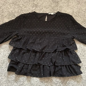 Blus - Denna tröjan är ifrån Gina tricot och är i storlek 158/164. Den är använd en gång och i bra skick.