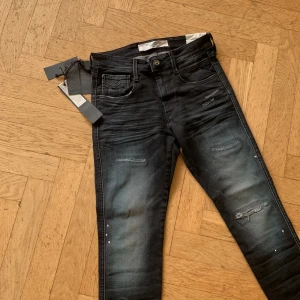 Replay jeans HELT NYA - Replay jeans HELT NYA med tags kvar[]Modellen är runt 170cm och väger runt 55kg[] längd på jeansen är runt 94 cm[]Jeansen har slitningar vilket är populärt och lite mörk färg passar nu till kallare dagar[] pris kan diskuteras vid snabb affär  MVH 