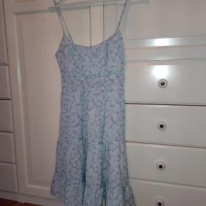 Sommar klänning  - Fin blomster mönstrad klänning i storlek M men passar S och xs lite bättre skulle jag säga