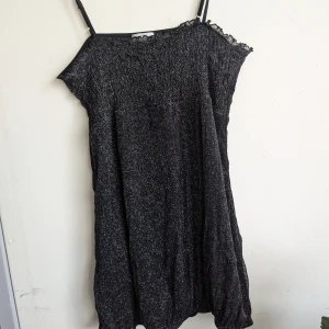 Glittrig klänning 44/46 - Glittrig klänning strl 44/46 från Halens 