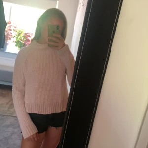 Rosa stickad tröja - Säljer en rosa stickad tröja i jätteskönt material💕Använd men inte så sliten! Kan gå ner i pris💓