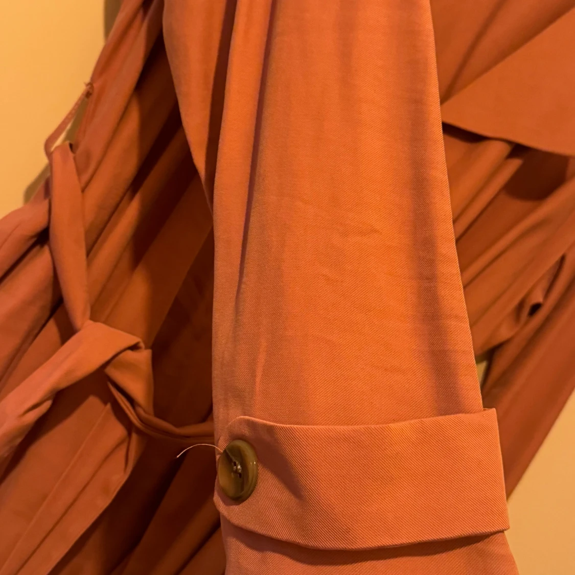 Rostfärgad trenchcoat med knytbälte - 90