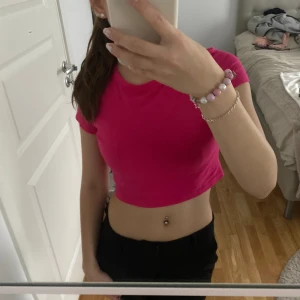 Rosa T-shirt🩷 - En snygg rosa T-shirt, den sitter ”tajt” på ett snyggt sätt använd nåra gånger men är i bra skick🩷