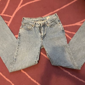 Jeans - Ett par lågmidjade jeans som tyvärr är för stora för mig💗i storlek 24/32