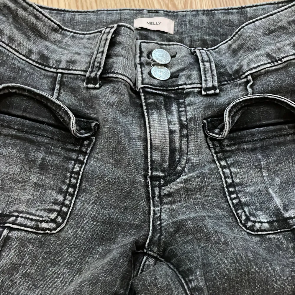 Säljer dessa jeans me fickor  från Nelly,de är i väldigt bra skick,ja säljer de för de är för små för mig,köpte de där 699kr men säljer de för 570. Jeans & Byxor.