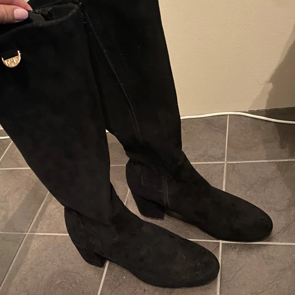 Säljer dessa boots från dasia köpta för 1500kr🥰 Storlek 40 och använda 2 gånger :). Skor.