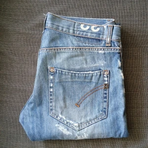 Dondup Jeans - Tjena, säljer nu mina riktigt snygga Dondup jeans som är knappt använda. Skicket är 9.5/10, inga tecken på användning. Dom är köpta för ca 2700 kr. Bara att höra av sig kring funderingar! Lägre pris vid snabb affär. Öppen för byten.