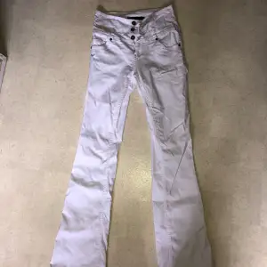 ascoola vita högmidjade flared jeans med supersnygga knappar!! köpta second hand men är i jättebra skick :) storlek S⭐️