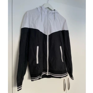 Kofta - Snygg kofta i storlek L! Bra skick men har några detalj områden där färg har gått bort (sista bilden). Köparen står för frakten men kan även mötas upp i Uppsala, Knivsta eller Sigtuna! Tveka inte att fråga mig om något😀