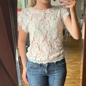 Spets topp - Vit spets topp från märket Cream. 