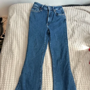 Bootcut jeans från BikBok - Peachy bootcut från Bikbok.  Använd 1 gång.  Storlek S, stretchiga. 