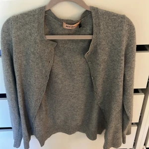 Cashmere - Gullig kofta i 100% cashmere.