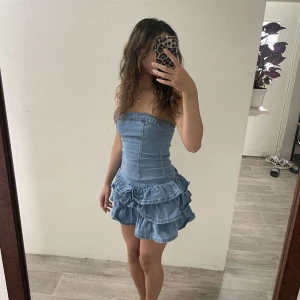 Volang klänning i jeans - Säljer åt min tjej. Storlek XS Säljer för 275