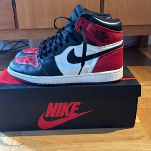 Air Jordan 1 retro high OG bred Toe  - Smått andvända men fortfarande i riktigt bra skick, ny pris mellan 3700-4000 på StockX ni kan få dom för 1500, röda laces och låda ingår 