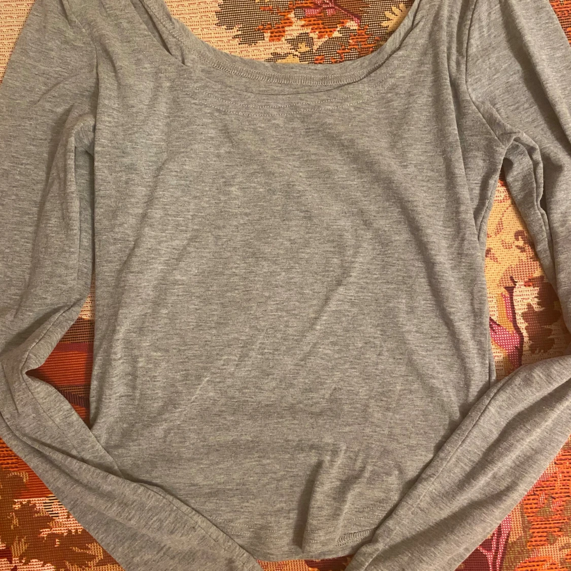 Grå tröja  - 92