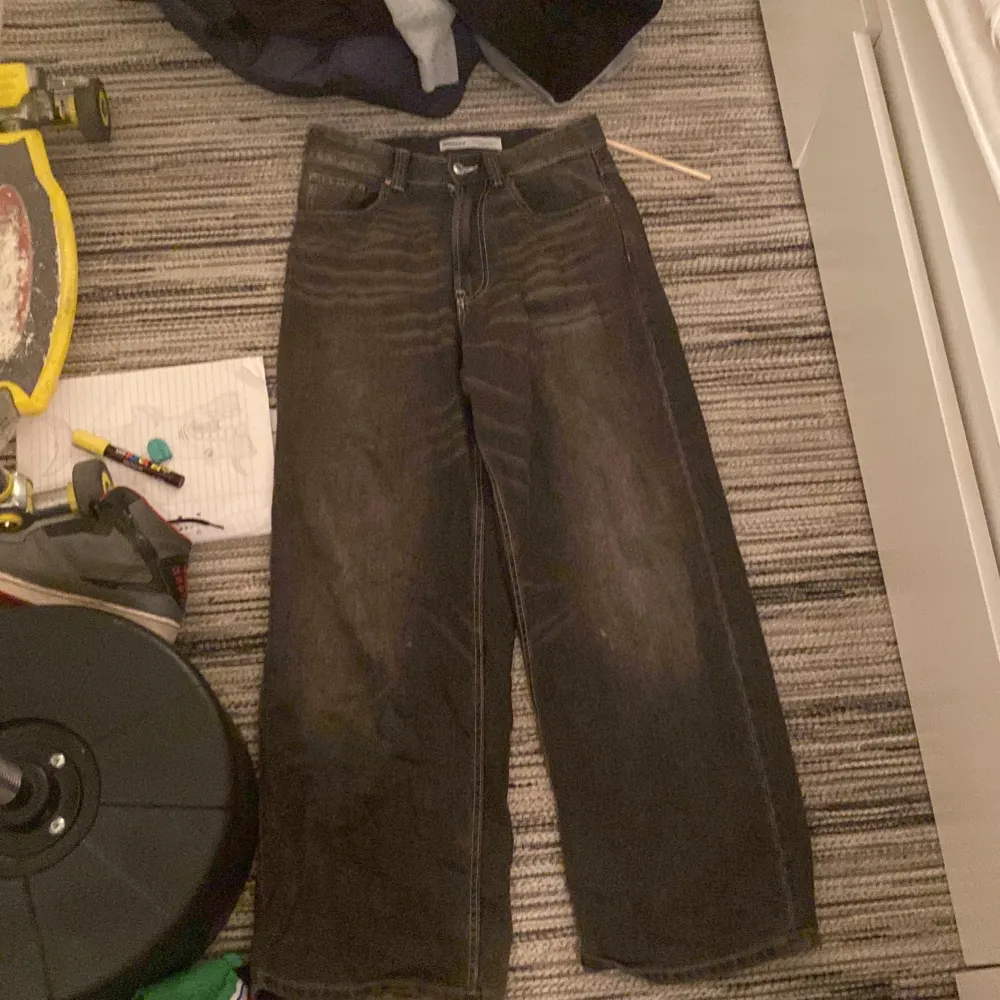 skit snygga baggy jeans från bershka storlek 38 eu lätt använda. Jeans & Byxor.