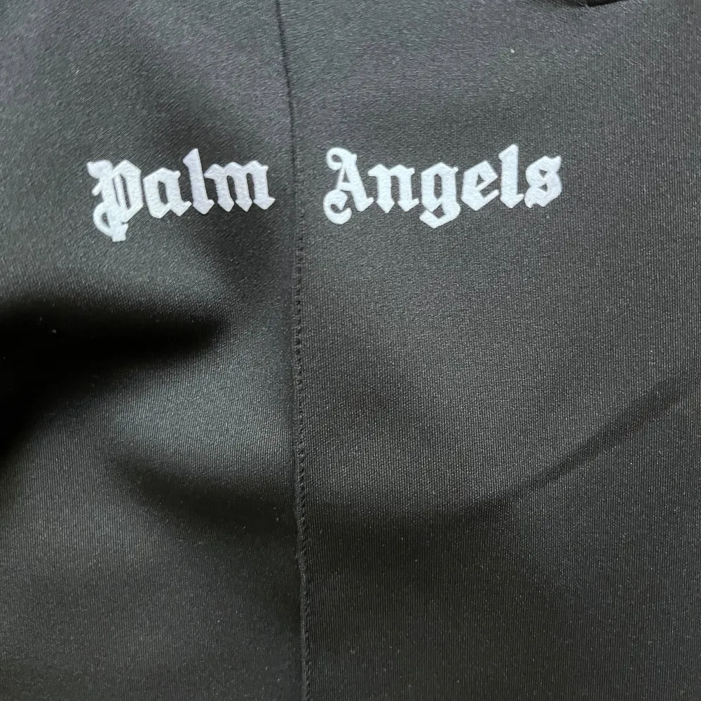 Palm angels byxor säljes , testad en gång. Men är tyvärr för stor. Storlek M-L. Jeans & Byxor.